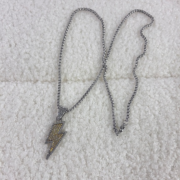 Street Style Fashion Necklace - Bold and Trendy Statement for Every Outfit - Picture 1 of 4